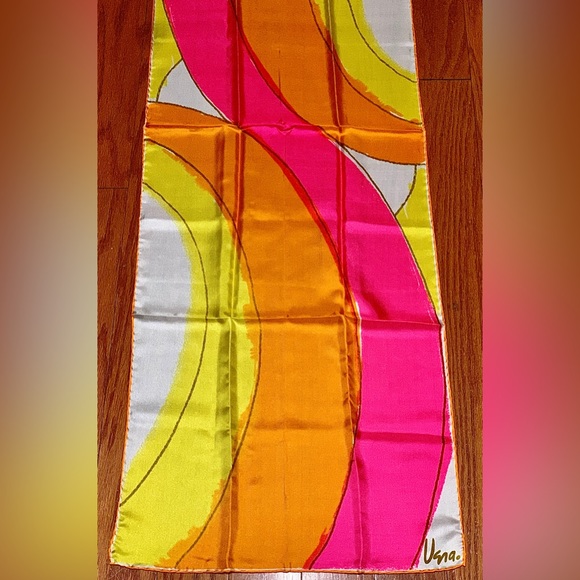 Vintage 1970s VERA NEUMANN Hand Rolled All Silk 44” x 15” Scarf Wrap Kerchief - Picture 2 of 16